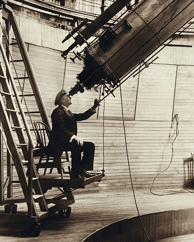 Lowell observe Vénus à l'aide d'un télescope de 24 pouces.