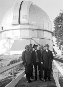 Hubble et ses collègues de l'Observatoire du Mont Wilson. Le toit en forme de dôme pouvait coulisser et le télescope pouvait 