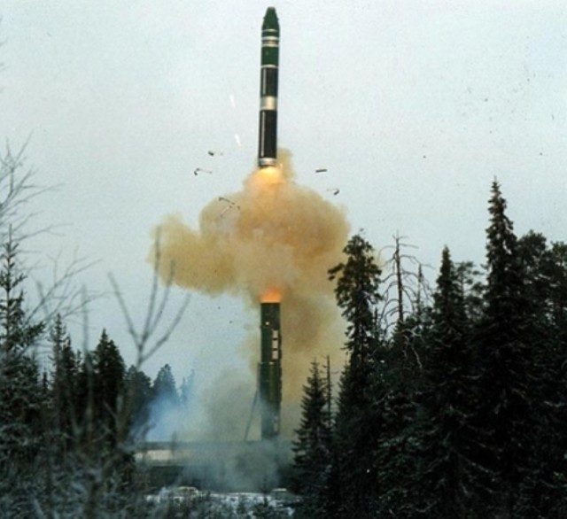 Lancement d'une fusée RT-13 à partir d'un lanceur ferroviaire à Plesetsk