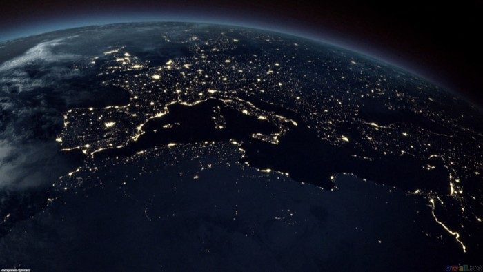 Photo nocturne de la surface de la Terre vue de l'espace