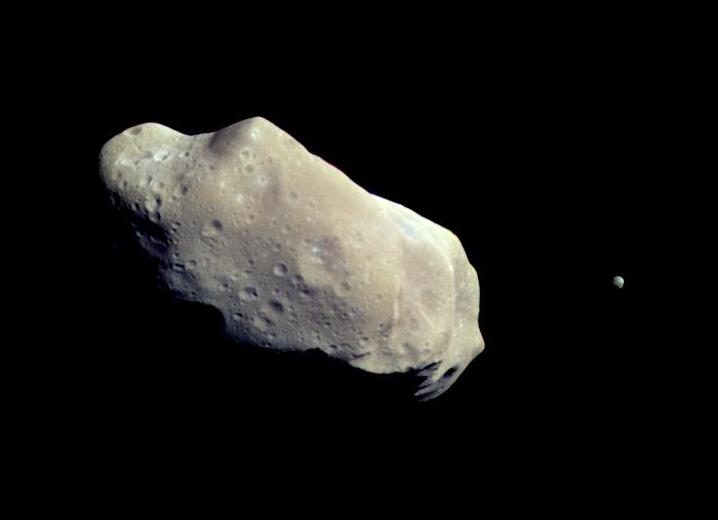 Photo de l'astéroïde Ida et de son petit compagnon Dactylus, prise par la sonde Helileo en 1993.