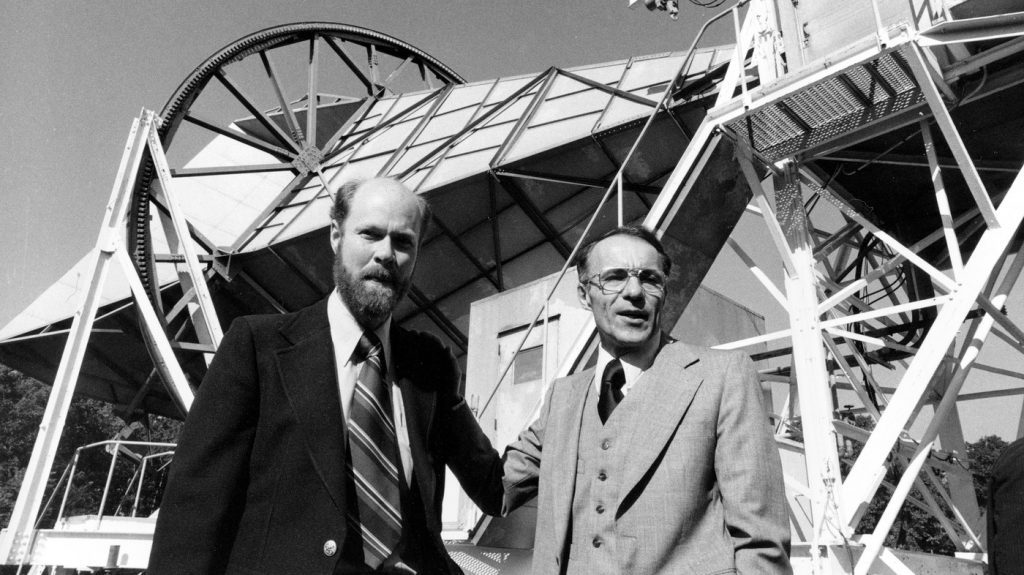 Robert Wilson (à gauche) et Arno Penzias à l'arrière-plan de l'antenne avec laquelle ils ont découvert le rayonnement relique, après avoir reçu le prix Nobel en 1978.