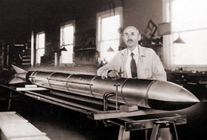 En 1914, Goddard commence à concevoir des moteurs de fusée. 
