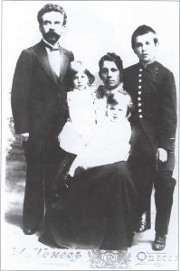 Les parents d'O. Schmidt : Julius Friedrichovich et Anna Fedorovna avec leurs enfants : Elsa, Hugo, Otto. Odessa, 1902.