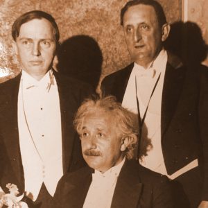 Shepley avec Albert Einstein lors d'un dîner à New York pour les Amis américains de l'Université hébraïque en Palestine, 1933.