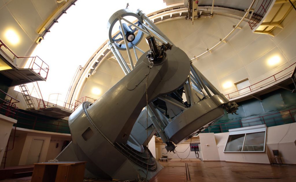 L'instrument principal de l'observatoire est le télescope Shaina, doté d'un miroir de 2,6 mètres.