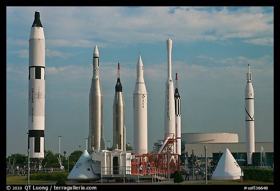 Exposition de fusées à Cap Canaveral (pas de tir n°26). Parmi elles, Atlas D, Atlas F, Atlas F, Thor-Able, Delta-B, Jupiter-C, Redstone, Mercury-Redstone, Titan II.
