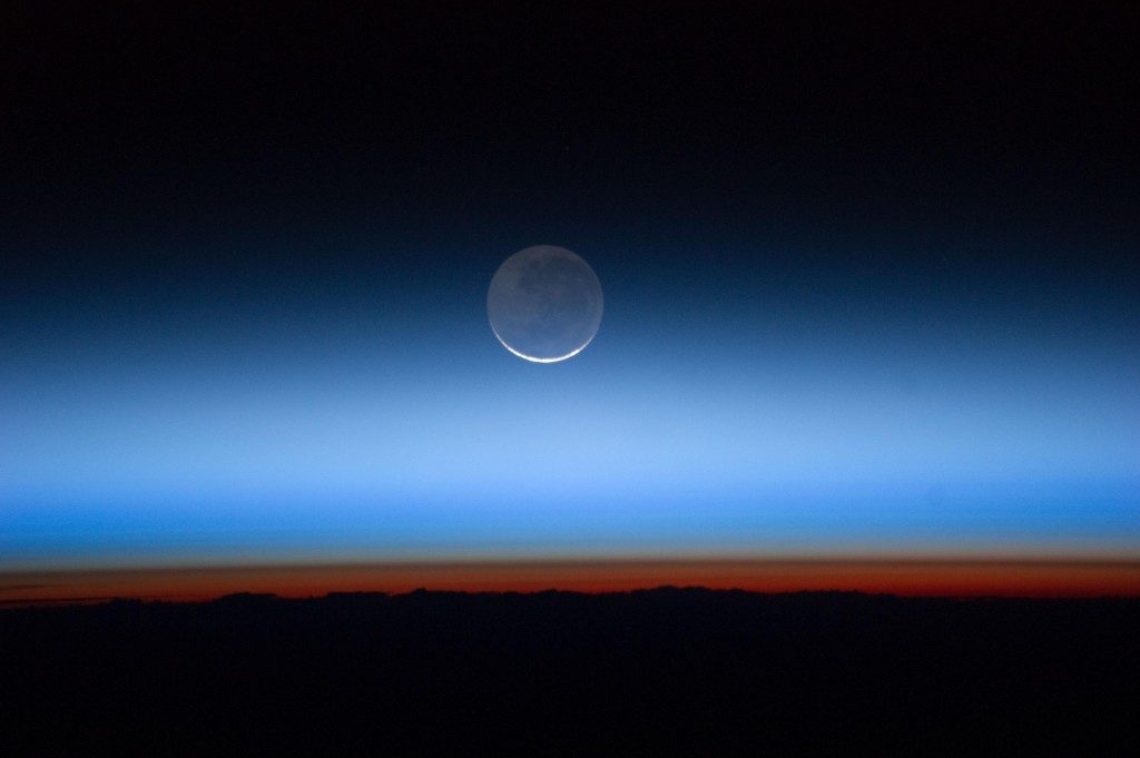 Couches atmosphériques vues de l'espace. La couche la plus basse, de couleur orange, est la troposphère.