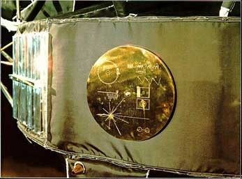 La plaque sur la coque de Voyager.