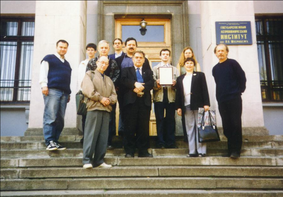Immédiatement après la remise d'un diplôme sur l'attribution du nom de Zeldovich à une petite planète. (Avec le diplôme, le petit-fils de Zeldovich, Kostya Zeldovich, et à droite et en dessous, la fille de Yakov Borisovich Zeldovich, 2001).