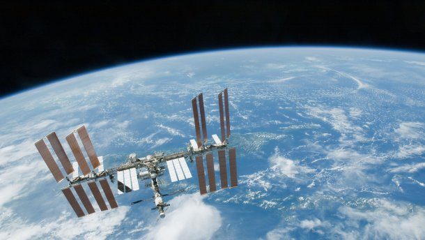 Autre image de l'ISS prise à partir d'un vaisseau spatial s'approchant de la station.