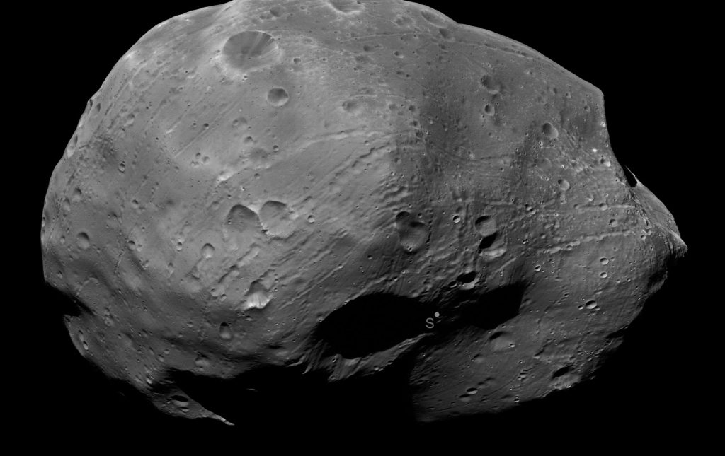 Le 9 janvier 2011, la sonde Mars Express a volé à seulement 111 kilomètres de Phobos.