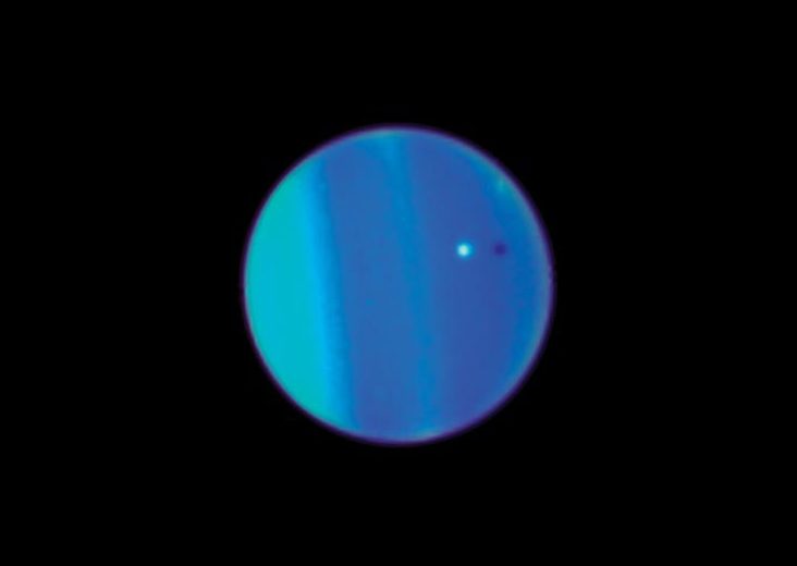 Ariel sur fond de couche nuageuse d'Uranus