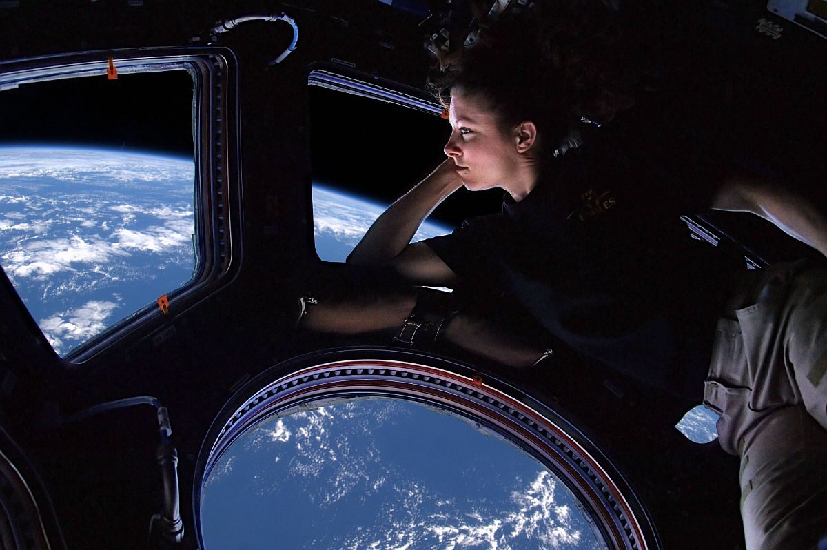 L'astronaute Tracy Caldwell Dyson regarde la Terre.