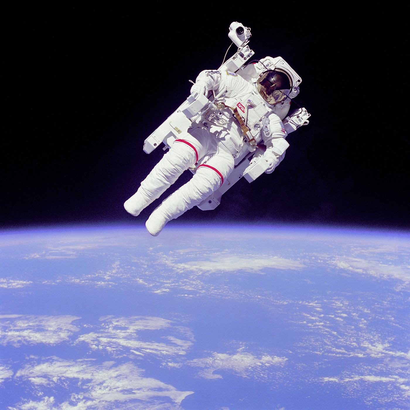 Astronaute en combinaison spatiale avec appareil de vol