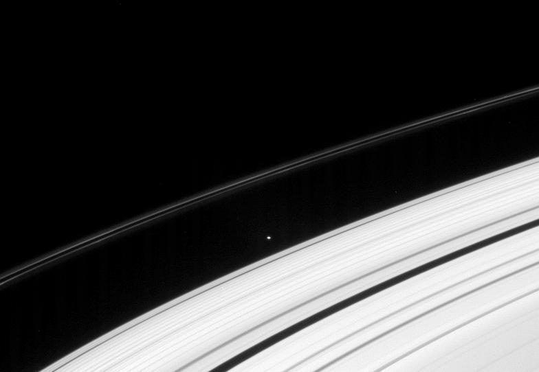 Atlas sur fond d'anneaux de Saturne