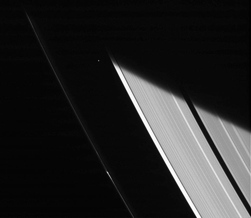 Atlas émerge de l'ombre de Saturne