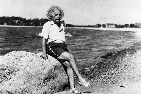 Albert Einstein sur la plage.