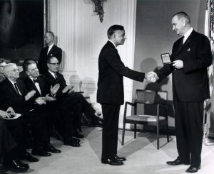 Subramanian Chandrasekar reçoit la médaille nationale des sciences des mains du président Lyndon Johnson en 1967.