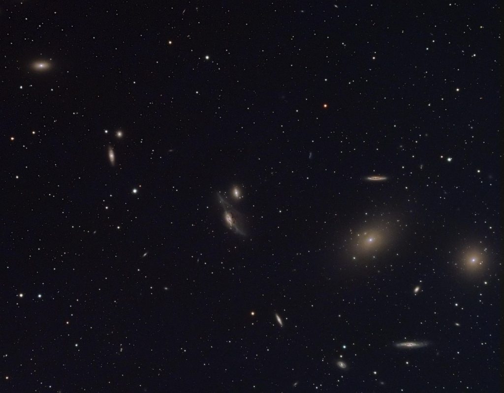 Un remarquable chapelet de galaxies, connu sous le nom de chaîne de Markarian, traverse le centre de l'amas de galaxies de la Vierge.