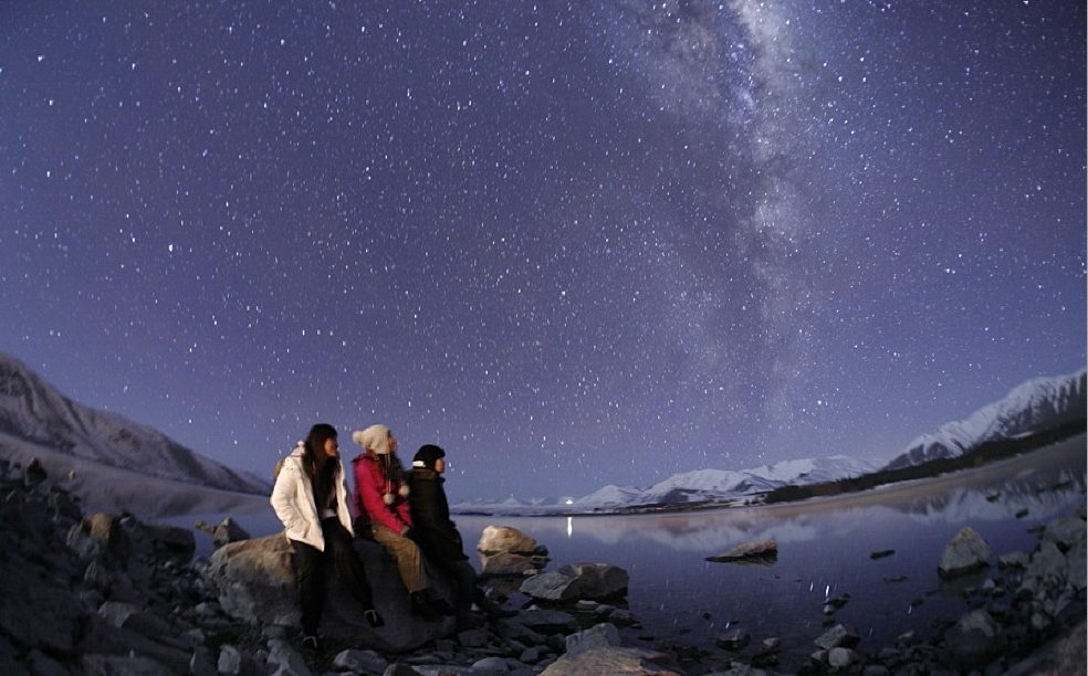 Pour voir plus d'étoiles, il faut s'éloigner beaucoup. La photo a été prise avec une vitesse d'obturation lente.