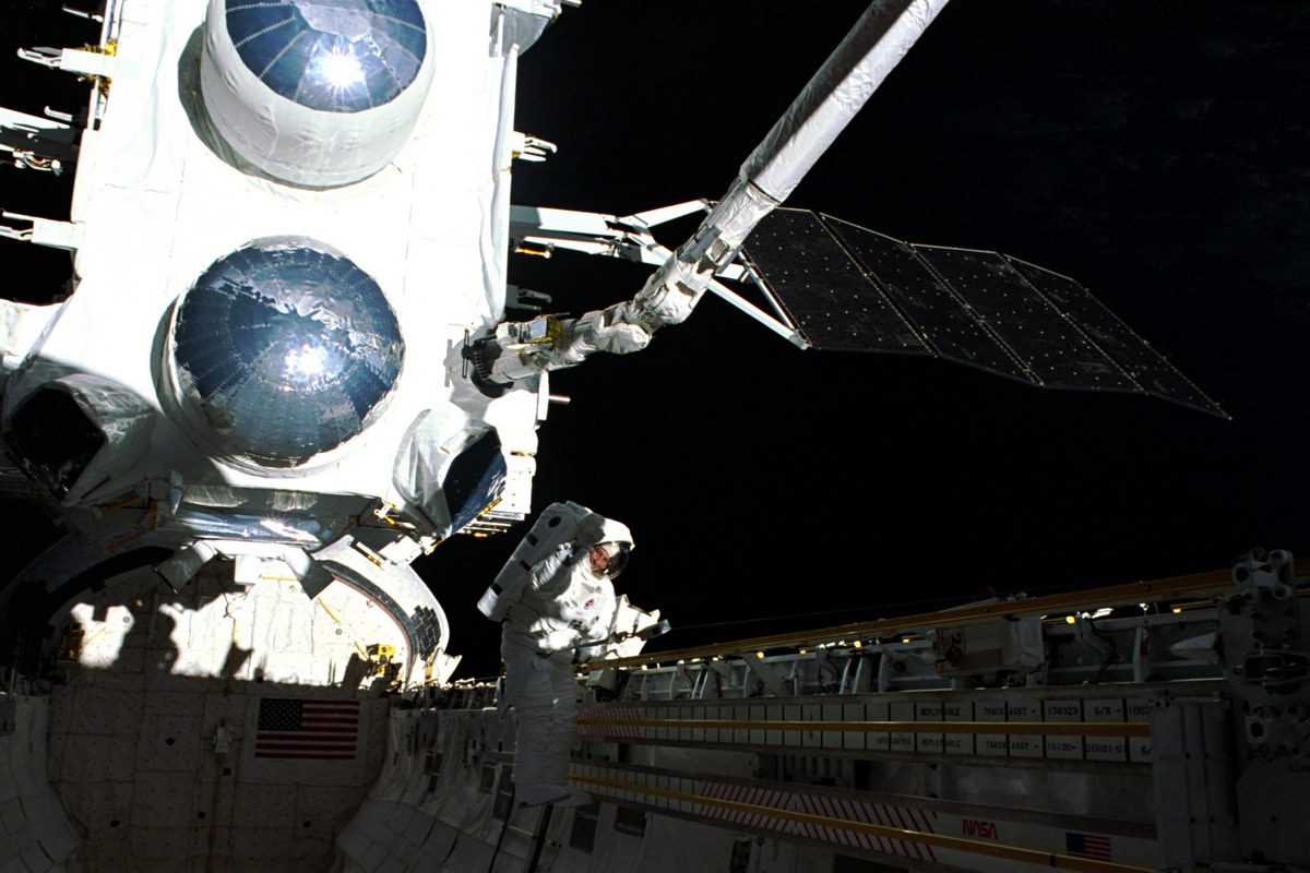 L'astronaute Apt Jerome quitte la navette pour l'espace.