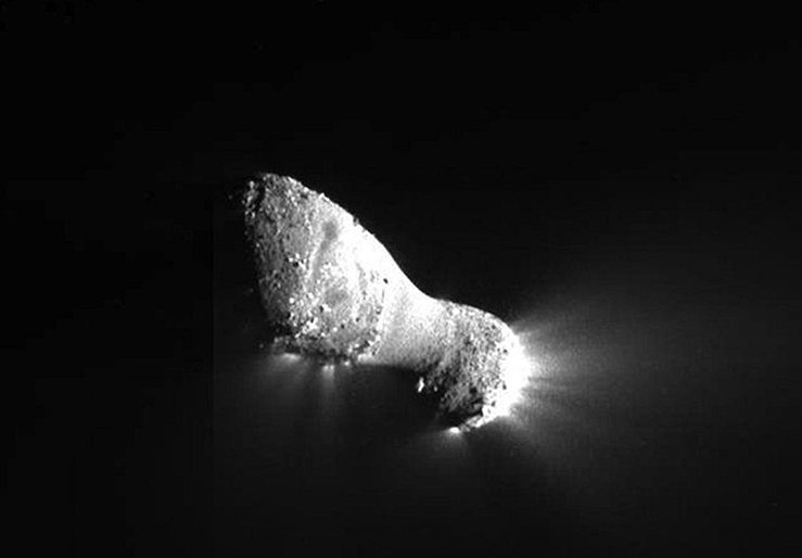 Des jets de matière brillants jaillissent du noyau de la comète Hartley 2.