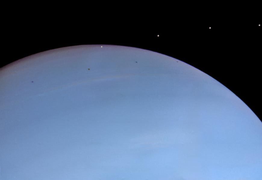 Despina au-dessus de Neptune à 9 minutes d'intervalle.