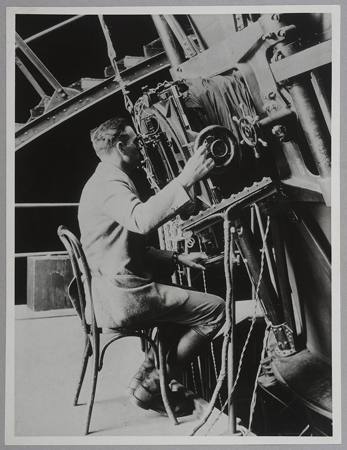 Edwin Hubble au travail, 1937.