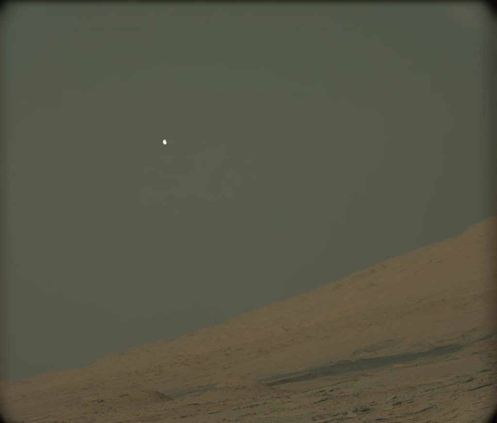 Phobos se cache derrière les éperons du mont Sharp