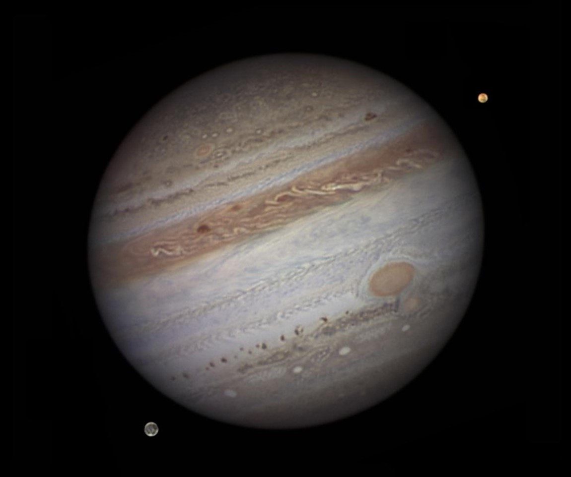 Photo de Jupiter et de ses satellites Io et Ganymède. Par Damian Peach, septembre 2010