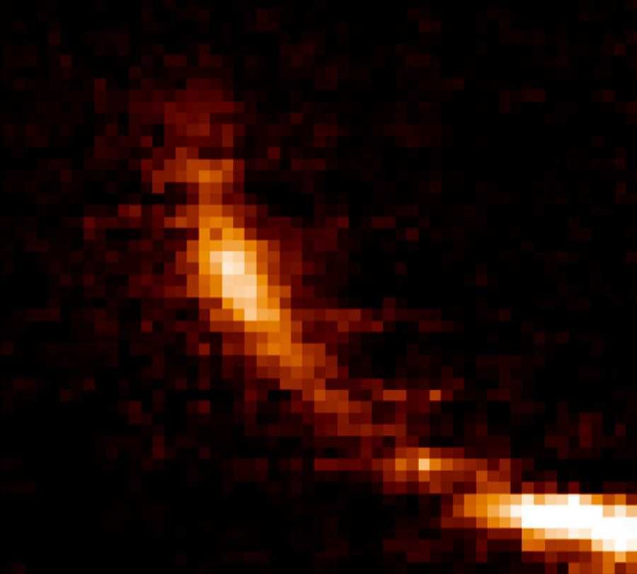 Un nuage de gaz déchiré par un trou noir au centre de la Voie lactée