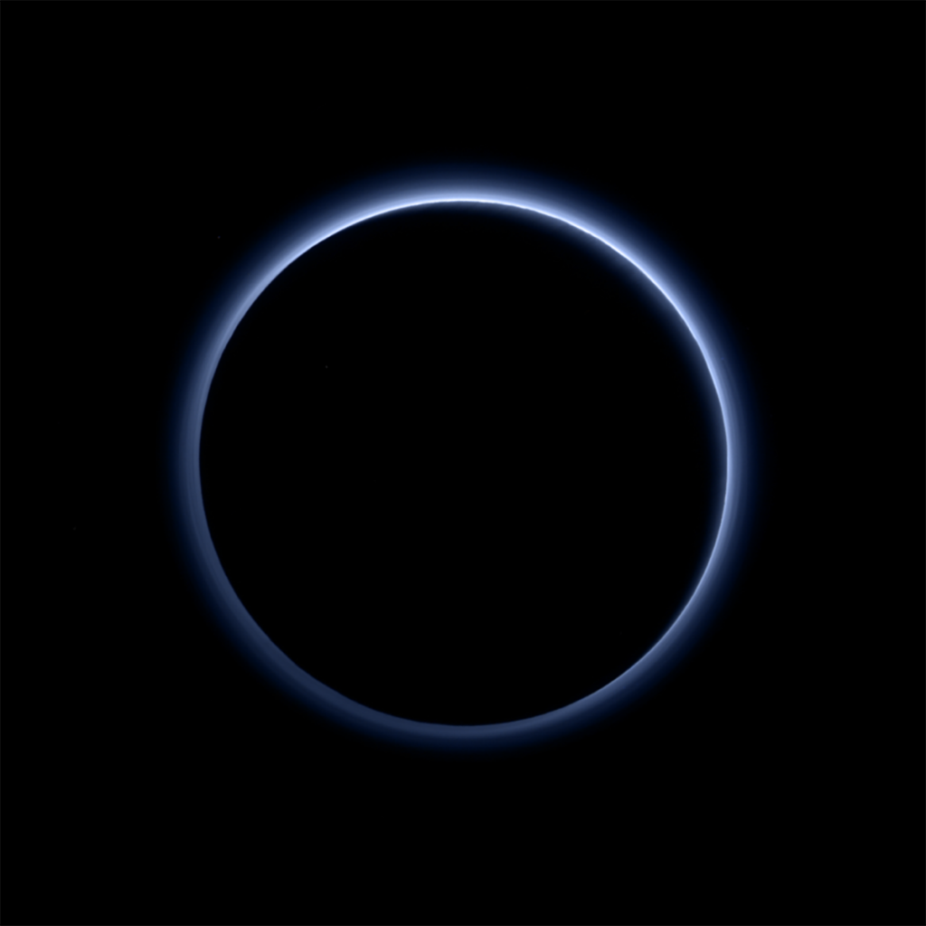 Diffusion de la couleur bleue par l'atmosphère de Pluton, d'après la caméra multispectrale MVIC, image de la sonde New Horizons.
