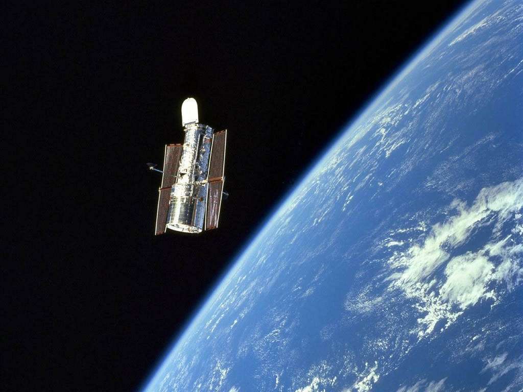 Hubble avec la Terre en toile de fond