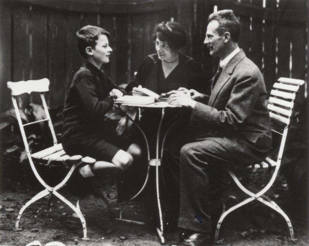 Hans Bethe, à l'âge de 12 ans, avec ses parents