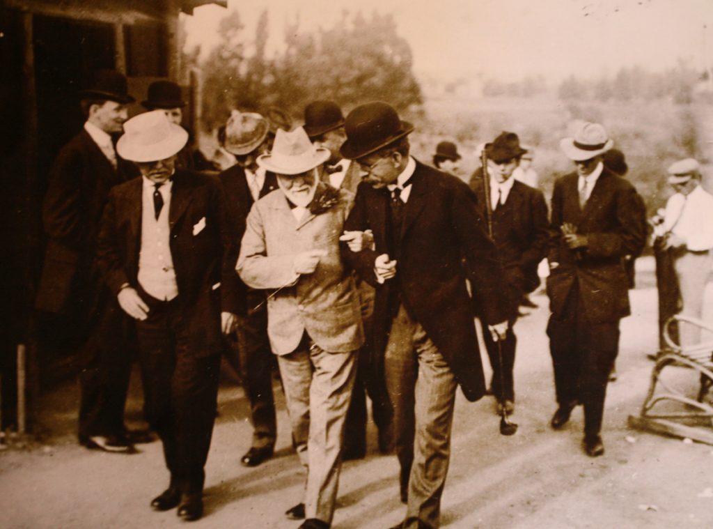 Hale est photographié ci-dessus (à droite), discutant avec Andrew Carnegie.