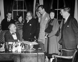 Des membres du Comité indépendant des électeurs des arts et des sciences pour Roosevelt rendent visite à Roosevelt à la Maison Blanche (octobre 1944). De gauche à droite : Van Wyck Brooks , Hannah Dorner, Joe Davidson, Jan Kepura, Joseph Cotten, Dorothy Gish, Dr Harlow Shapley