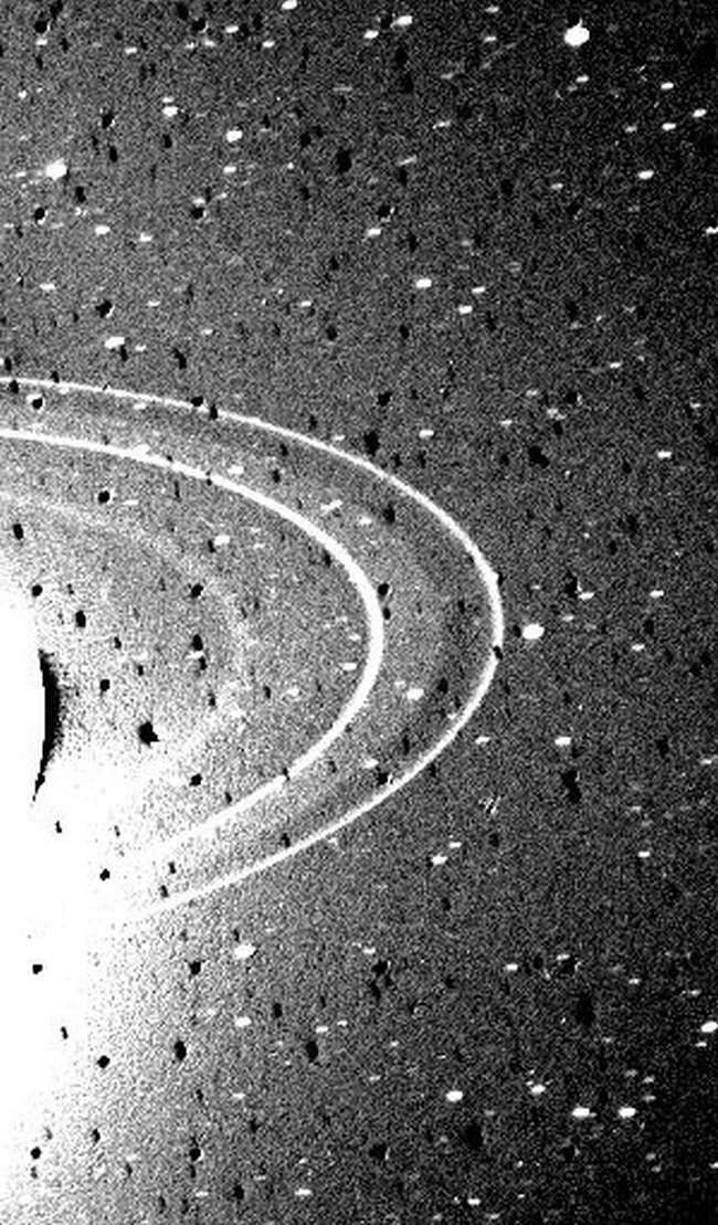 Les anneaux de Neptune tels qu'ils ont été imagés par Voyager 2.