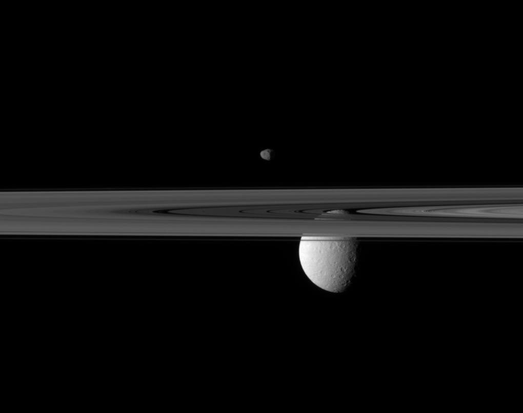 Les anneaux de Saturne, ainsi que les satellites Janus (ci-dessus) et Rhéa.