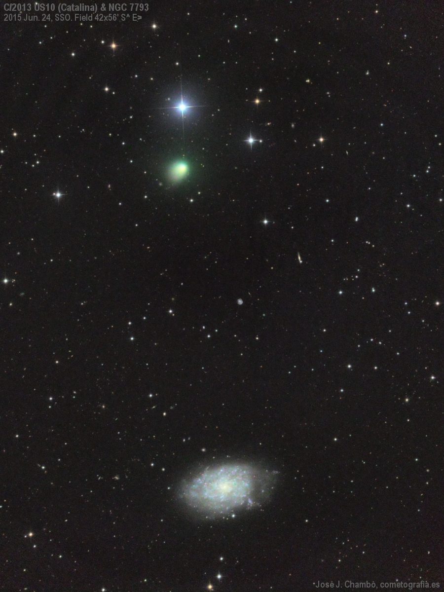 La comète Catalina en arrière-plan de la galaxie NGC 7793