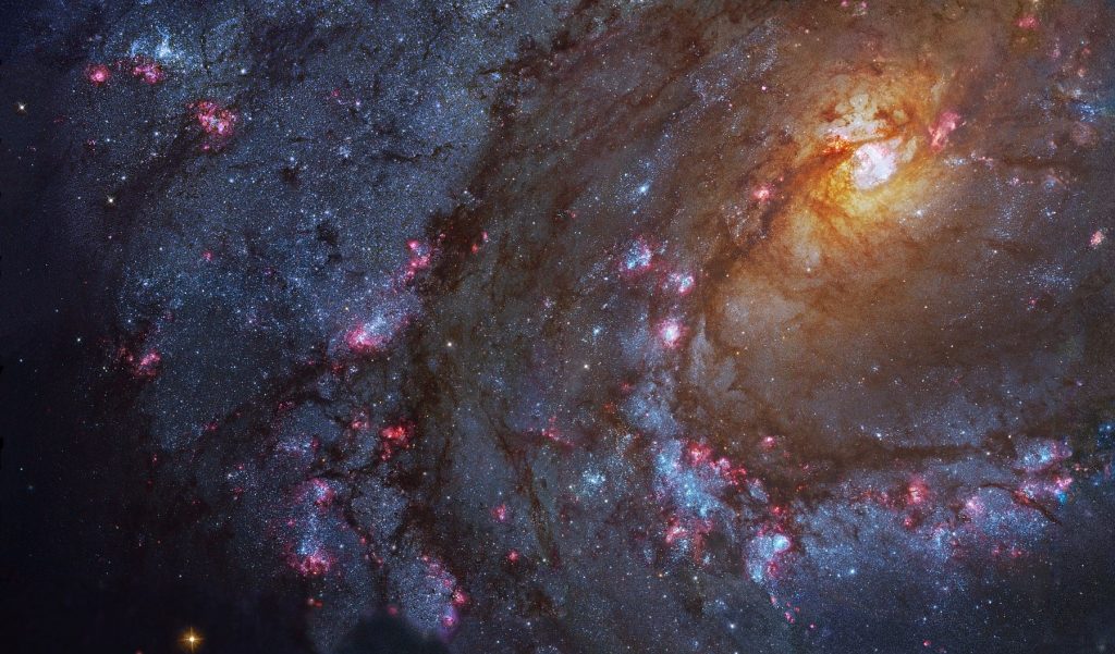 Une belle image de la galaxie M83 obtenue par le télescope spatial Hubble.