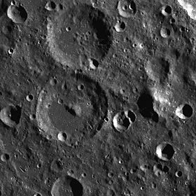 Le cratère Livitt est au centre de l'image, avec le cratère satellite au-dessus.