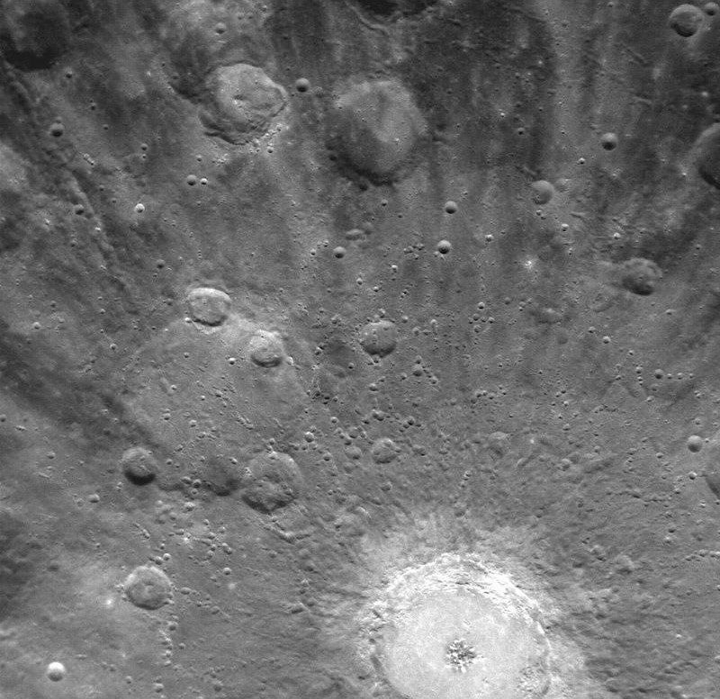Cratère sur Mercure, image de la sonde MESSENGER