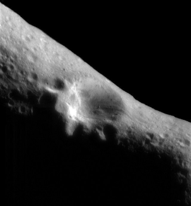 Cratère de 5 km de diamètre à la surface d'Eros