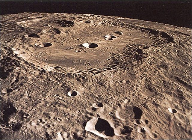 Cratère Van de Graaff de 243 km de diamètre