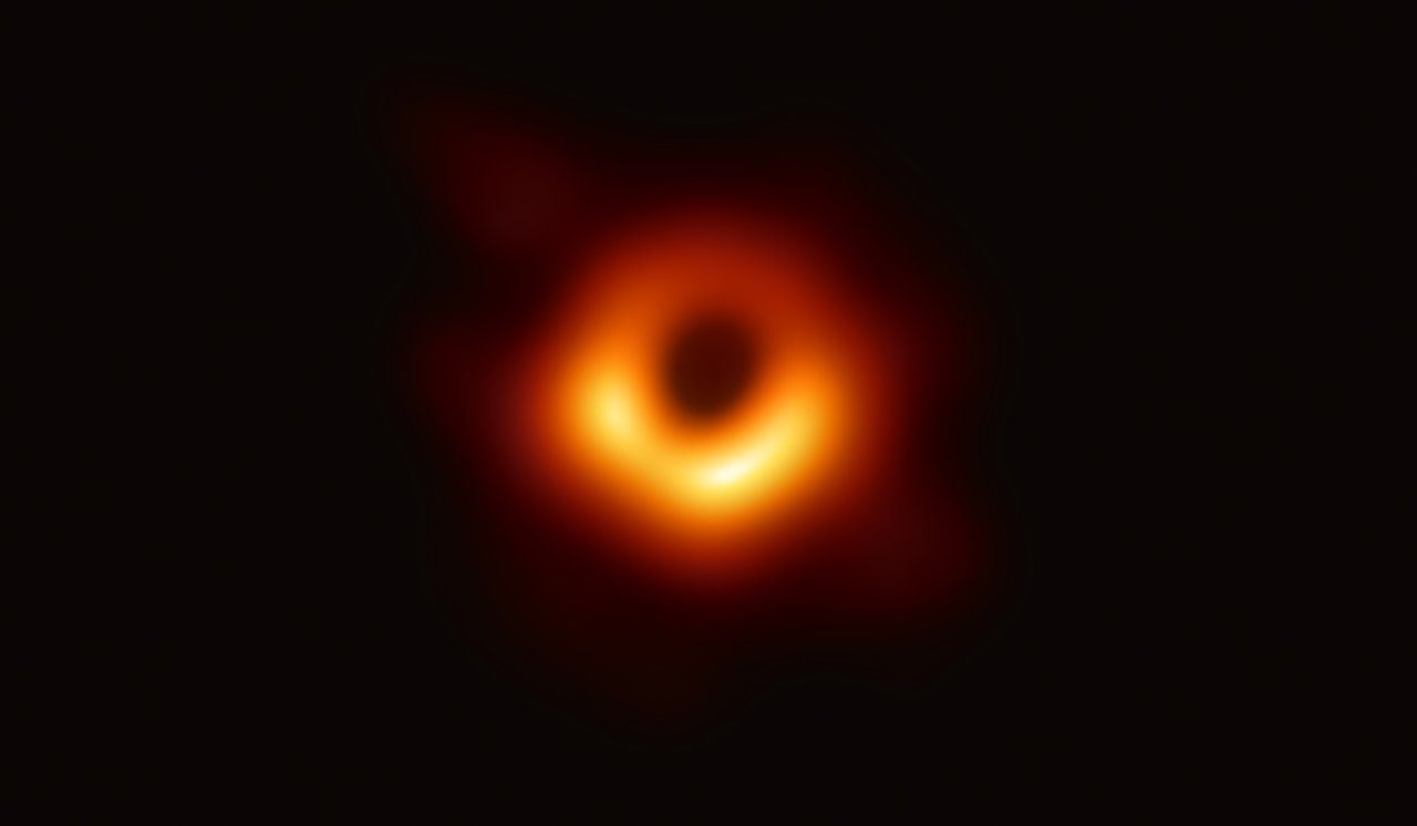 La première image visuelle directe d'un trou noir supermassif et de son ombre au centre de la galaxie M87.