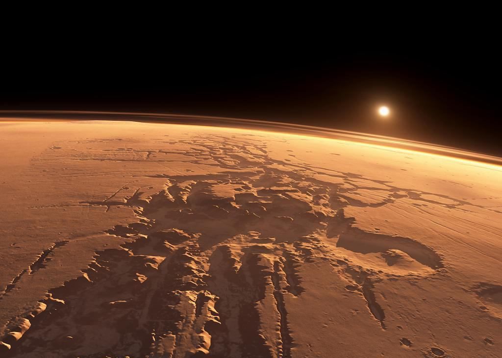 Labyrinthe nocturne sur Mars, vue depuis l'orbite