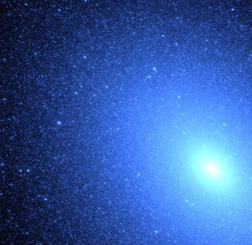 Essaim de 8 000 étoiles bleues près du centre galactique de M32