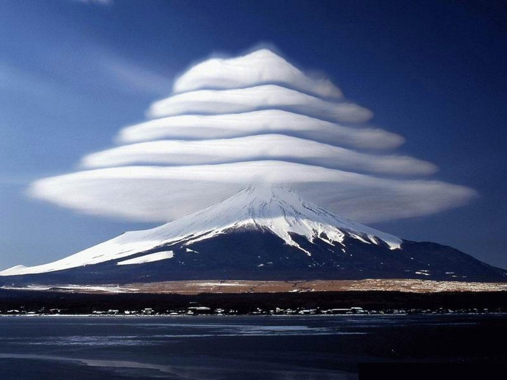 Nuages lenticulaires au-dessus du Mont Fuji, Japon