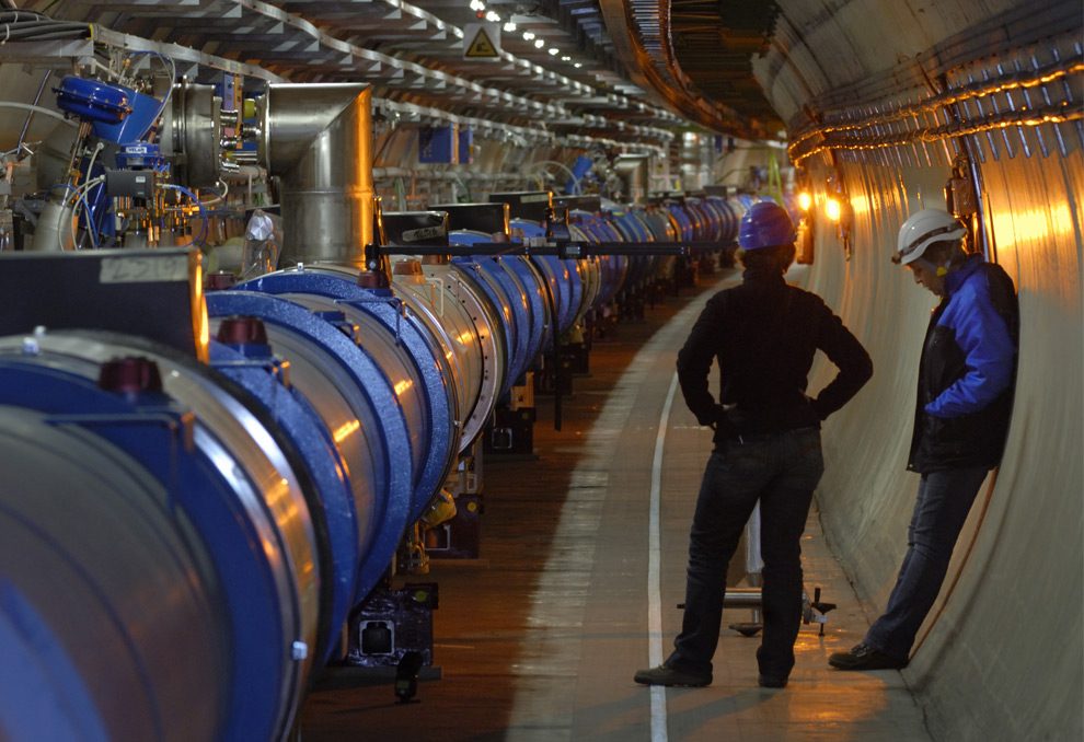 Personnel du CERN dans le tunnel du collisionneur